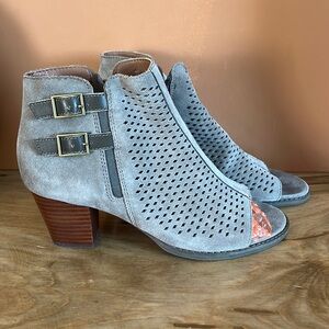 Vionic Aloft Chryssa Gray Perforated Leather Open Toe Heeled Booties Size 8